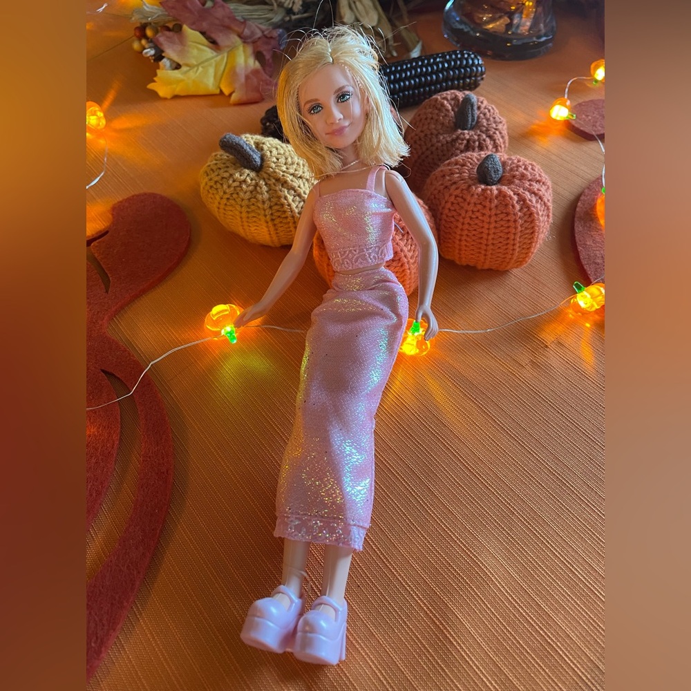 Mary Kate and Ashley Doll (wearing Light Pink Top, Skirt and Chunky Heels)